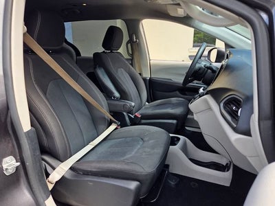2020 Chrysler Voyager LX