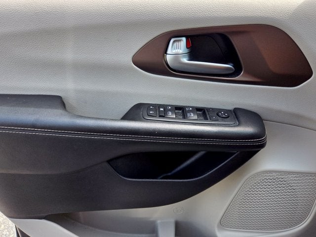 2020 Chrysler Voyager LX
